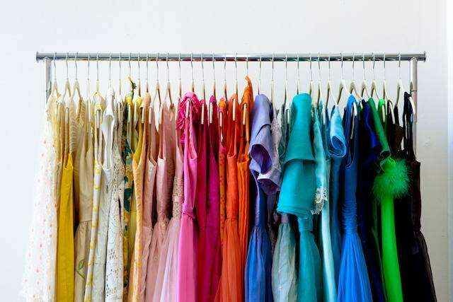 платья на вешалке гардероб